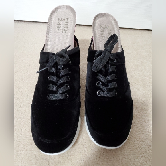 Naturalizer Jimi black velvet lace up sneakers shoes 6 padded white rubber sole - Picture 12 of 14